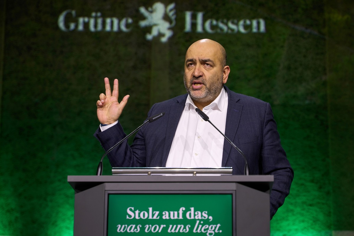 25.02.2023, Hessen, Wetzlar: Omid Nouripour, Bundesvorsitzender von Bündnis 90/Die Grünen, spricht beim Parteitag der Grünen Hessen ein Grußwort. Bei dem Landesparteitag soll die Landesliste für die L ...