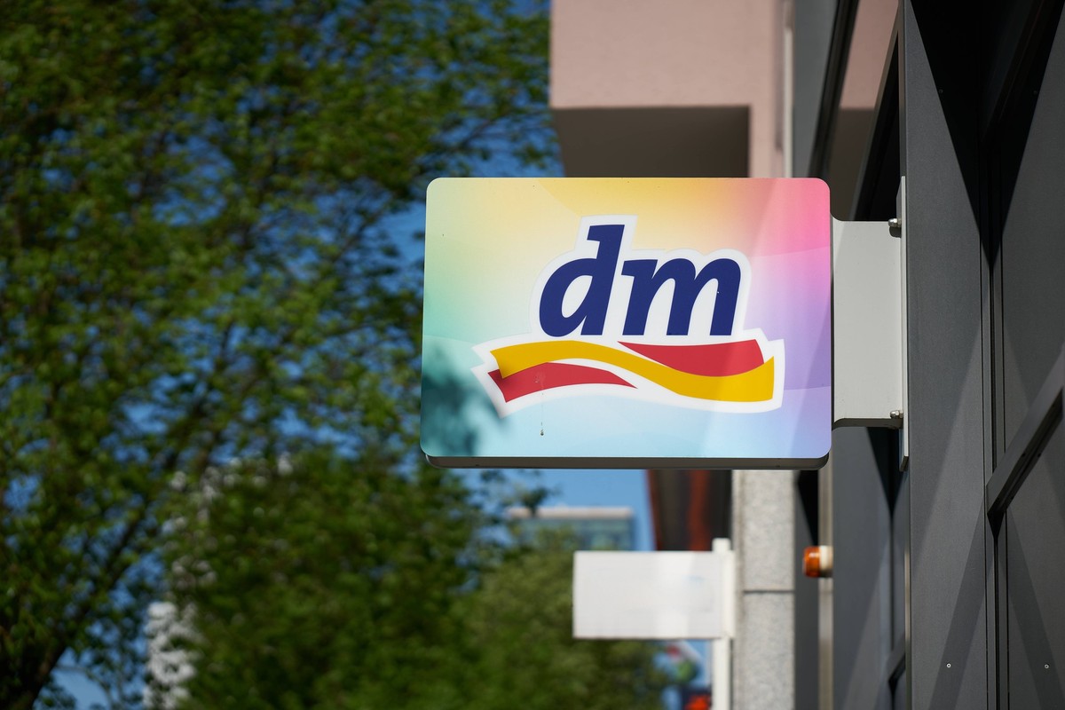Leuchtreklame der deutschen Drogeriemarktkette dm Leuchtreklame und Firmenlogo der deutschen Drogeriemarktkette dm in der Innenstadt von Berlin LicenseRM Copyright: xZoonar.com/HEIKOxKUEVERLINGx 23496 ...