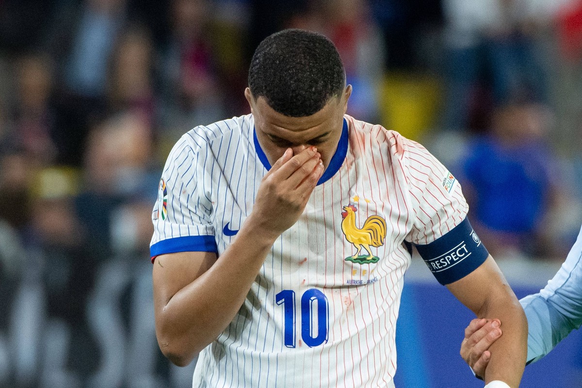 Kylian Mbappe Frankreich, 10 ist verletzt und wird behandelt, GER, Austria AUT vs France FRA, Fussball Europameisterschaft, UEFA EURO, EM, Europameisterschaft,Fussball 2024, Gruppe D, 1. Spieltag, 17. ...