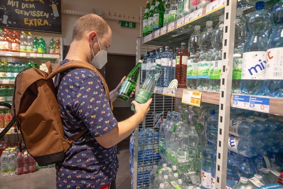 Recycling: Pfandsystem für Verpackungen *** Recyling: Deposit system on packaging Die EU-Richtlinie zu Einweg-Plastik sieht vor, dass Flaschen aus Kunststoff bis zum Jahr 2029 zu zumindest 90 Prozent  ...