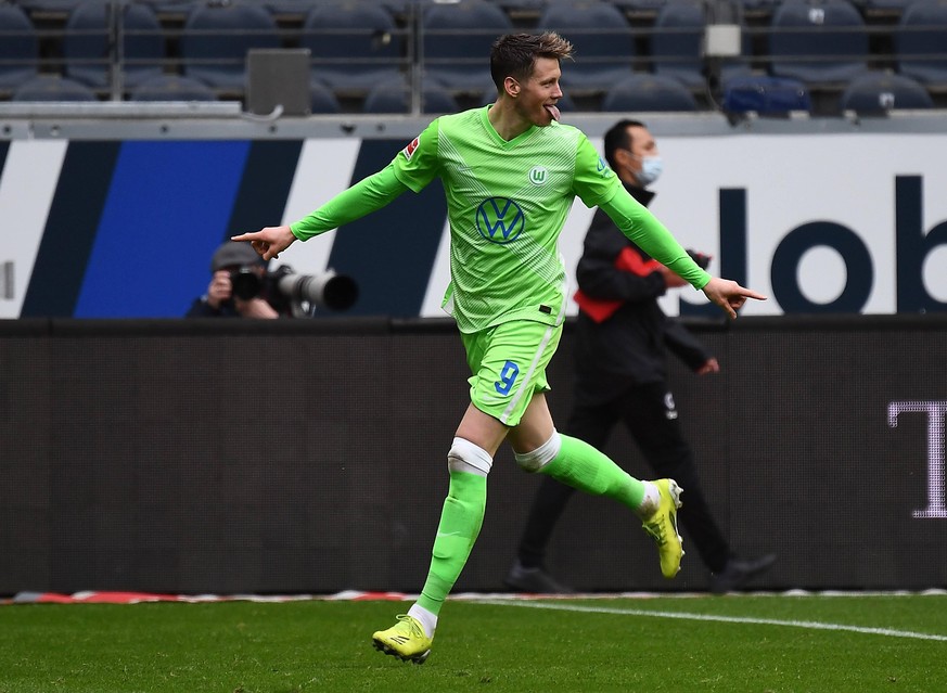 10.04.2021, xjhx, Fussball 1.Bundesliga, Eintracht Frankfurt - VfL Wolfsburg emspor, v.l. Wout Weghorst VfL Wolfsburg celebrate the goal, Der Torjubel zum 4:3 DFL/DFB REGULATIONS PROHIBIT ANY USE OF P ...