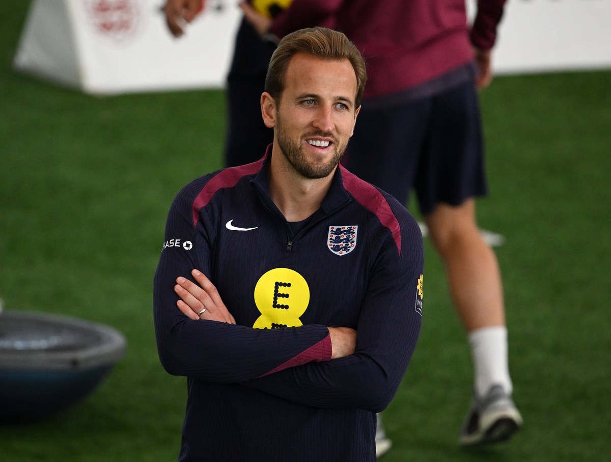 England Mens Training, St George s Park, 6th October 2025 Harry Kane of England is injured and sits out of the England Mens Training at St George�s Park, Burton On Trent on the 6th Oct 2025 - Burton U ...