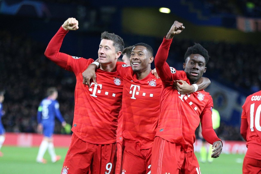 Torjubel von Robert Lewandowski 9 FC Bayern Muenchen, David Alaba 27 FC Bayern Muenchen, Alphonso Davies 19 FC Bayern Muenchen zum 0:3, FC Chelsea vs. FC Bayern Muenchen, Fussball, Achtelfinale, Champ ...