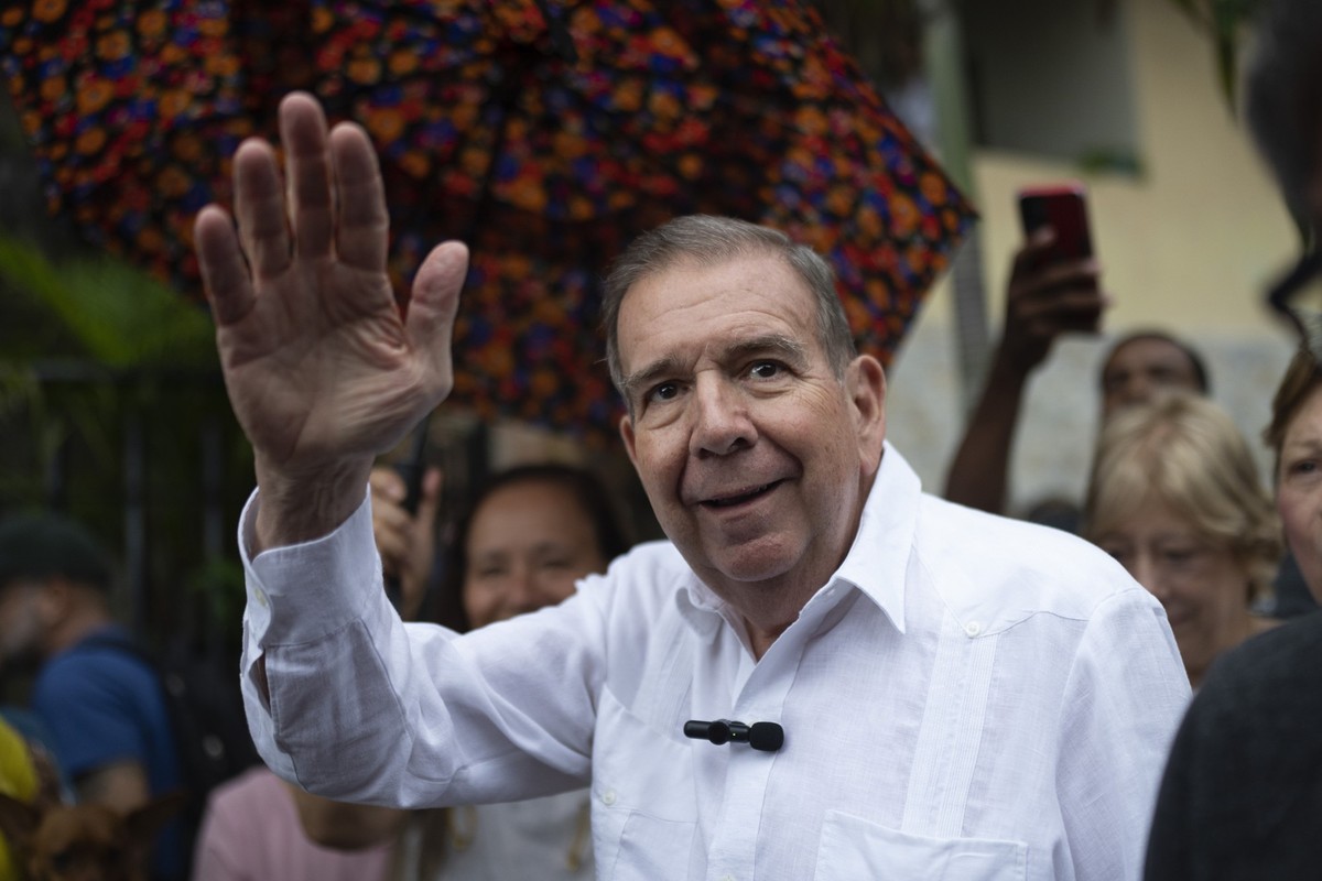 ARCHIV - 19.06.2024, Venezuela, Caracas: Der damalige venezolanische oppositionelle Präsidentschaftskandidat Edmundo Gonzalez winkt seinen Anhängern während einer politischen Veranstaltung auf einem P ...