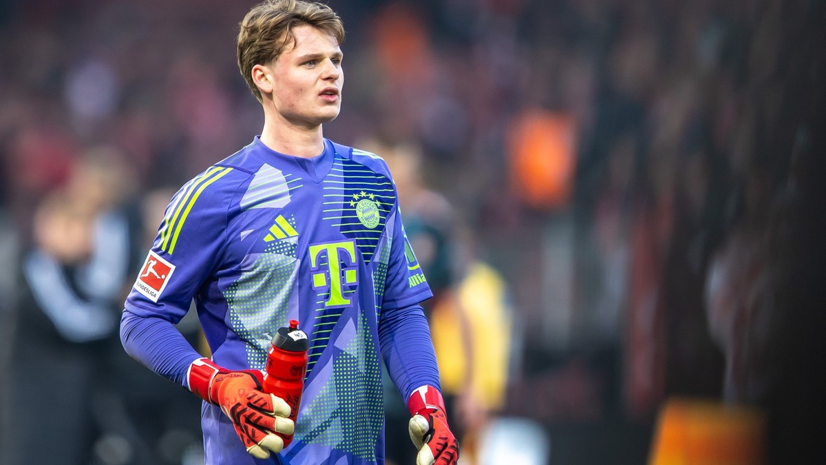 15.03.2025, Berlin: Fußball: Bundesliga, 1. FC Union Berlin - Bayern München, 26. Spieltag, An der Alten Försterei. Torwart Jonas Urbig von Bayern München geht nach Spielende über den Platz. Foto: And ...
