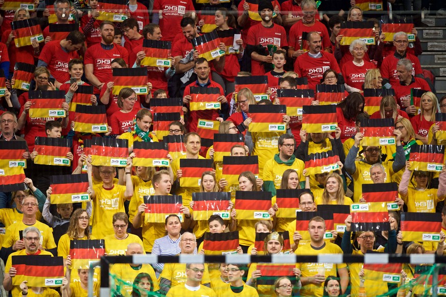 Handball Hannover 04.01.2019 testspiel Vorbereitungsspiel Deutschland (GER) - Tschechien (CZE) Fans Deutschland mit Klatschpappen schwarz rot gold *** Handball Hanover 04 01 2019 test match preparatio ...