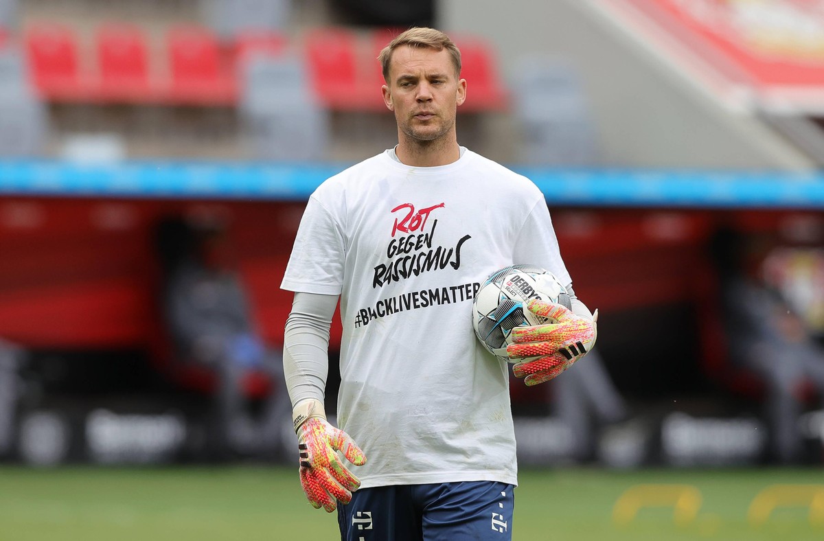 Manuel Neuer trägt ein Shirt auf dem dem "Rot gegen Rassismus" steht.
