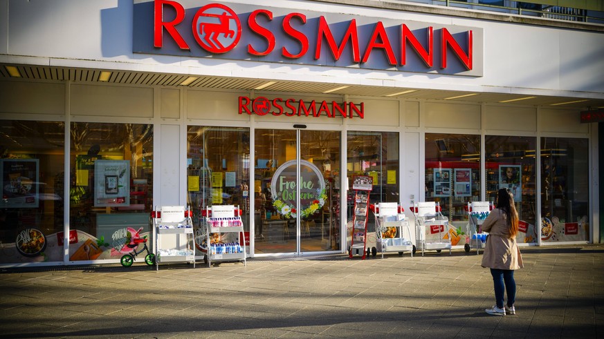 04.04.2020,Berlin,Deutschland,GER,die Stadt in Zeiten der Corona Pandemie. Eine Rossmann Filiale am Kurfürstendamm. *** 04 04 2020,Berlin,Germany,GER,the city in times of the corona pandemic A Rossman ...