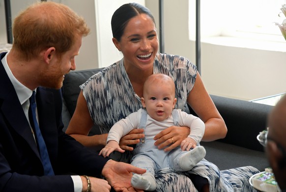 Entertainment Bilder des Tages Britain s Prince Harry and Meghan visit South Africa Britain s Prince Harry and his wife Meghan, Duchess of Sussex, holding their son Archie, meet Archbishop Desmond Tut ...