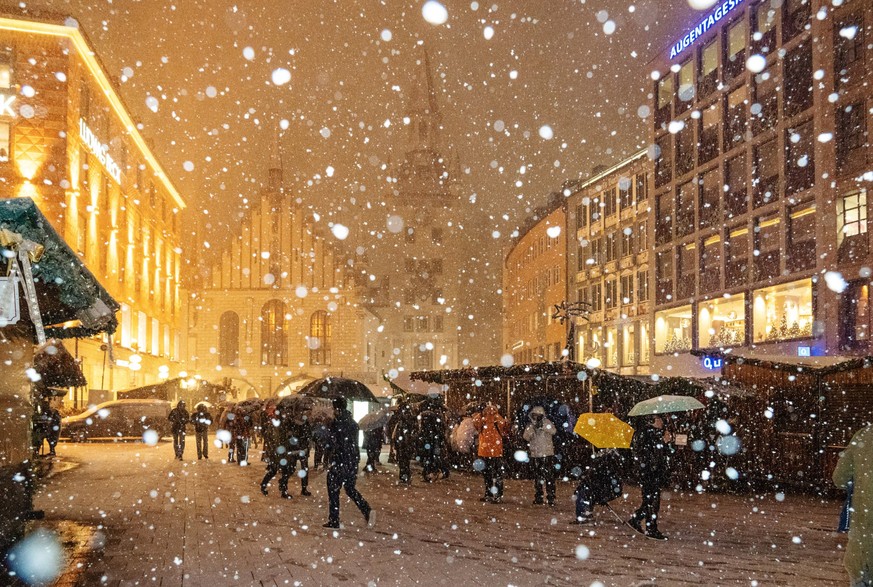 Der erste Schnee, wunderbarer Flockenwirbel am Marienplatz abends nach 18 Uhr, M