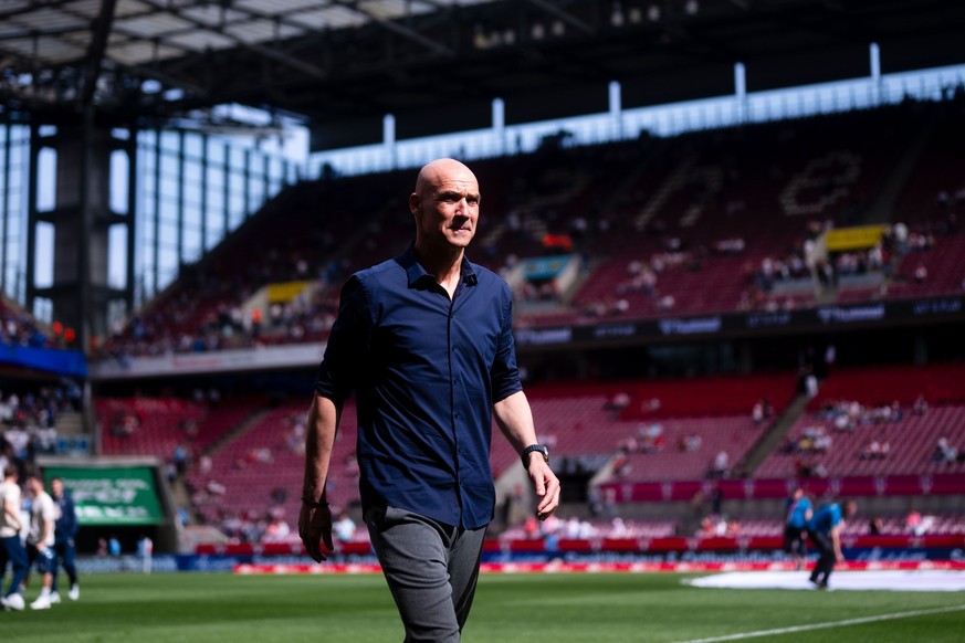 06.04.2024, Nordrhein-Westfalen, Köln: Fußball: Bundesliga, 1. FC Köln - VfL Bochum, 28. Spieltag, RheinEnergieStadion. Bochums Trainer Thomas Letsch blickt vor der Partie in die Runde. (zu dpa: «Boch ...