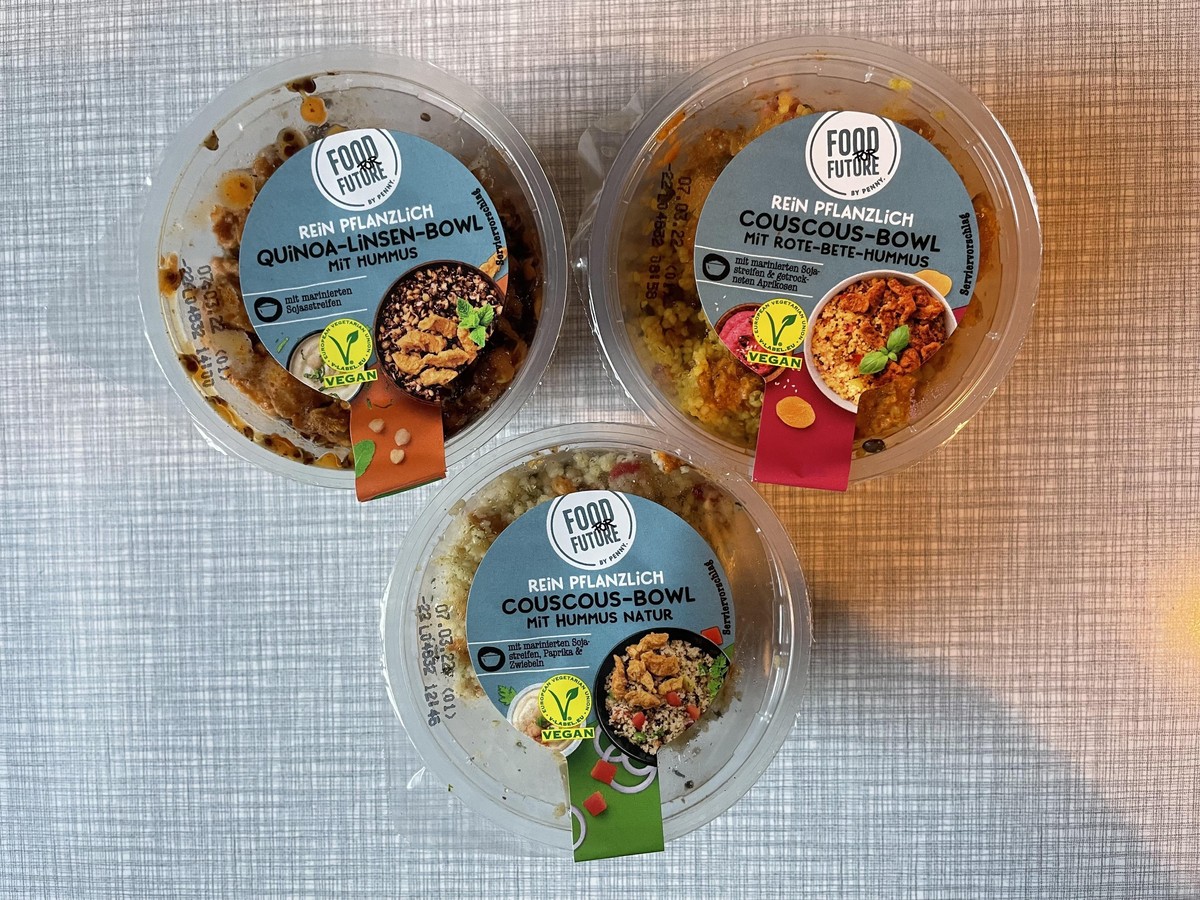 Unter Couscous, Quinoa und Linsen befindet sich eine leckere Schicht Hummus.
