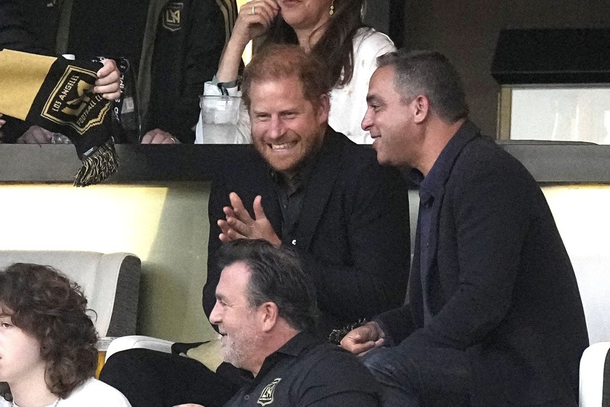 03.09.2023, USA, Los Angeles: Fußball: MLS Profiliga, Inter Miami - Los Angeles FC. Prinz Harry (l), Herzog von Sussex, jubelt während der ersten Halbzeit auf der Tribüne. Foto: Mark J. Terrill/AP +++ ...