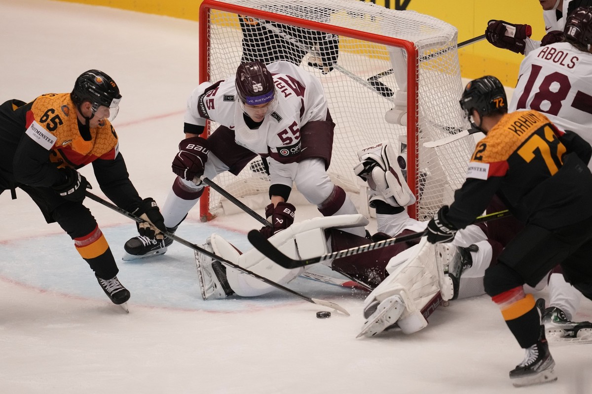 15.05.2024, Tschechien, Ostrava: Eishockey: WM, Deutschland - Lettland, Vorrunde, Gruppe B, Gruppenspielrunde: Marc Michaelis (l) von Deutschland erzielt das sechste Tor seiner Mannschaft. Foto: Darko ...