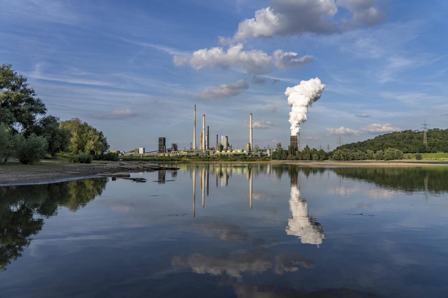 Industriekulisse des ThyssenKrupp Steel Stahlwerk in Bruckhausen, am Rhein, Kokerei Schwelgern, Abl√∂schwolke, Bucht im Rhein bei Duisburg Baerl, Duisburg, NRW, Deutschland, Stahlwerk Bruckhausen ***  ...