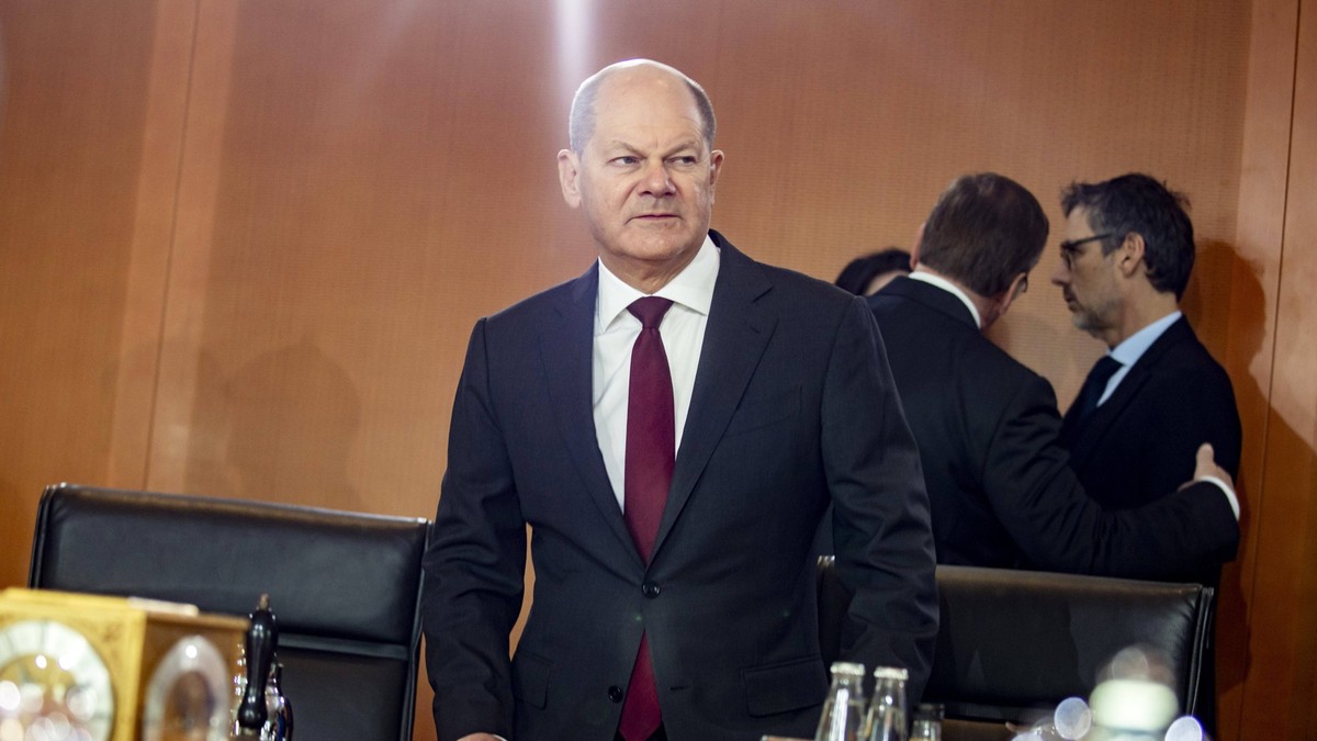 Bundeskanzler Olaf Scholz vor der Kabinettssitzung im Kanzleramt in Berlin am 17. Januar 2024. Kabinettssitzung im Kanzleramt *** Federal Chancellor Olaf Scholz before the cabinet meeting in the Chanc ...