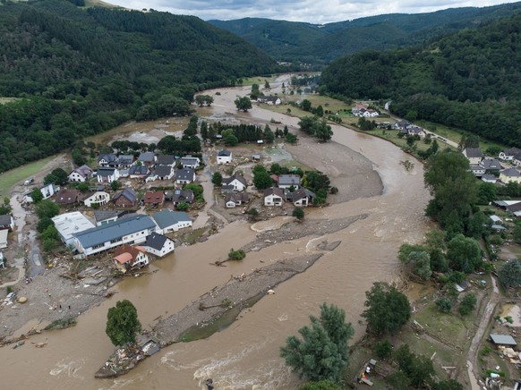 ARCHIV - 15.07.2021, Rheinland-Pfalz, Insul: Eine Luftaufnahme zeigt das Ausmaß der Zerstörungen an der Ahr, nachdem in der Nacht auf den 15. Juli 2021 eine Flutwelle das Dorf Insul überschwemmt hat.  ...