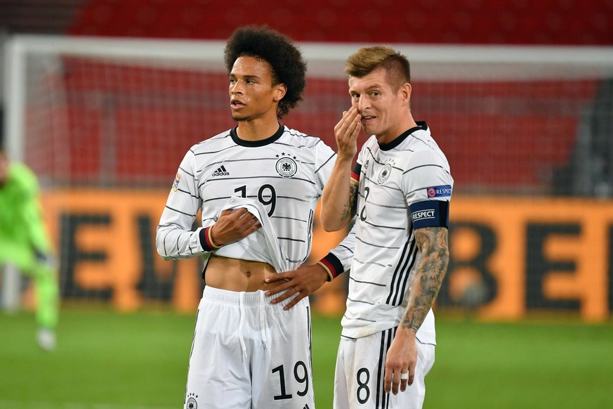 Toni KROOS kehrt in die Nationalmannschfat zurueck ARCHIVFOTO v.re:Toni KROOS GER, Leroy SANE GER.skeptisch. Fussball Laenderspiel, UEFA Nations League Division A, 2020/2021, Gruppe 4. Deutschland GER ...