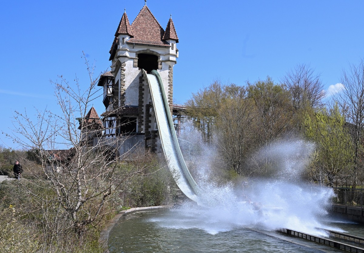PRODUKTION - 06.04.2023, Baden-W�rttemberg, Cleebronn: Auf einer Wasserrutsche im Freizeitpark Tripsdrill bei Cleebronn fahren Besucher. An den Osterfeiertagen startet landesweit die Saison der Freize ...