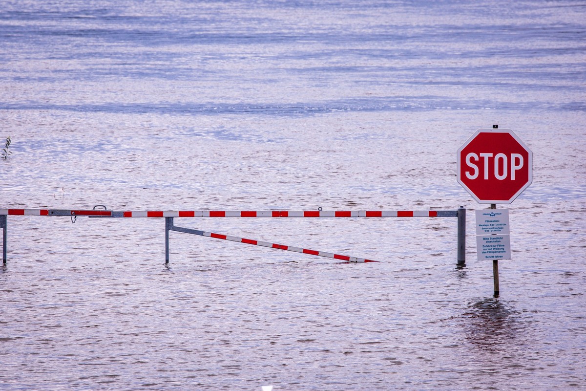 25.09.2024, Niedersachsen, Darchau: Der Fähranleger für normale Wasserstände an der Elbe ist vom Hochwasser überflutet. Die Elbfähre im Amt Neuhaus ist trotzdem noch im Betrieb und nutzt einen höher g ...