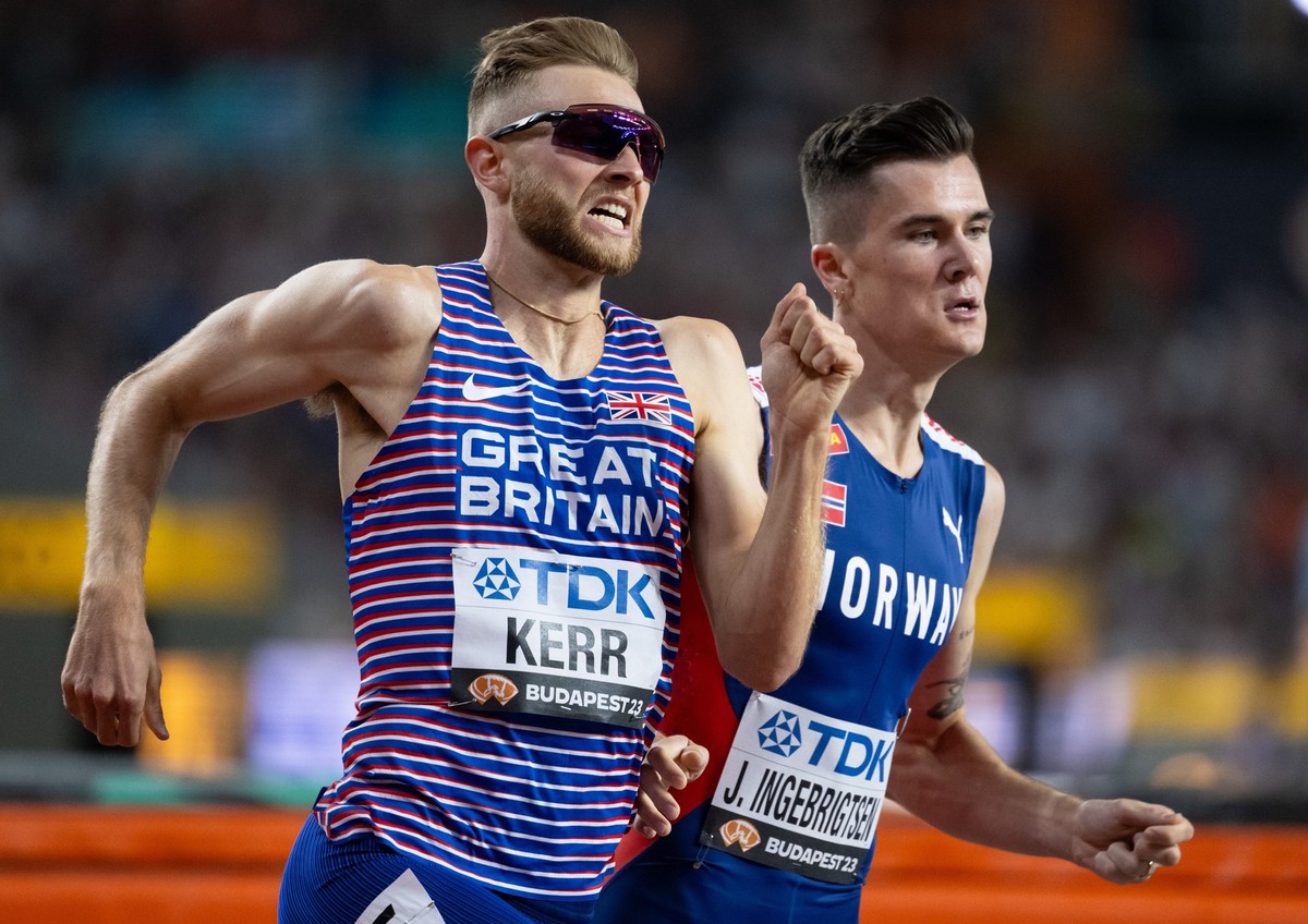 dpatopbilder - 23.08.2023, Ungarn, Budapest: Leichtathletik: Weltmeisterschaft, 1500 m, Finale, M�nner, im Nationalen Leichtathletikzentrum. Josh Kerr (l, Gro�britannien) und Jakob Ingebrigtsen (Norwe ...