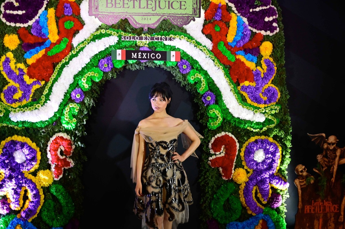 Beetlejuice Beetlejuice Mexico City Premiere American actress Jenna Ortega Posing for photos during the Beetlejuice Beetlejuice film Photocall at Mexico City Four Season Hotel. August 13, 2024 in Mexi ...
