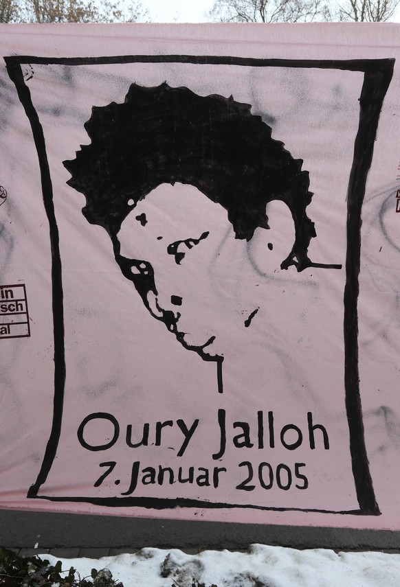 Proteste am Rande des Prozesses um den Feuertod des Asylbewerbers Oury Jalloh am 13.12.2012 vor dem Landgericht in Magdeburg