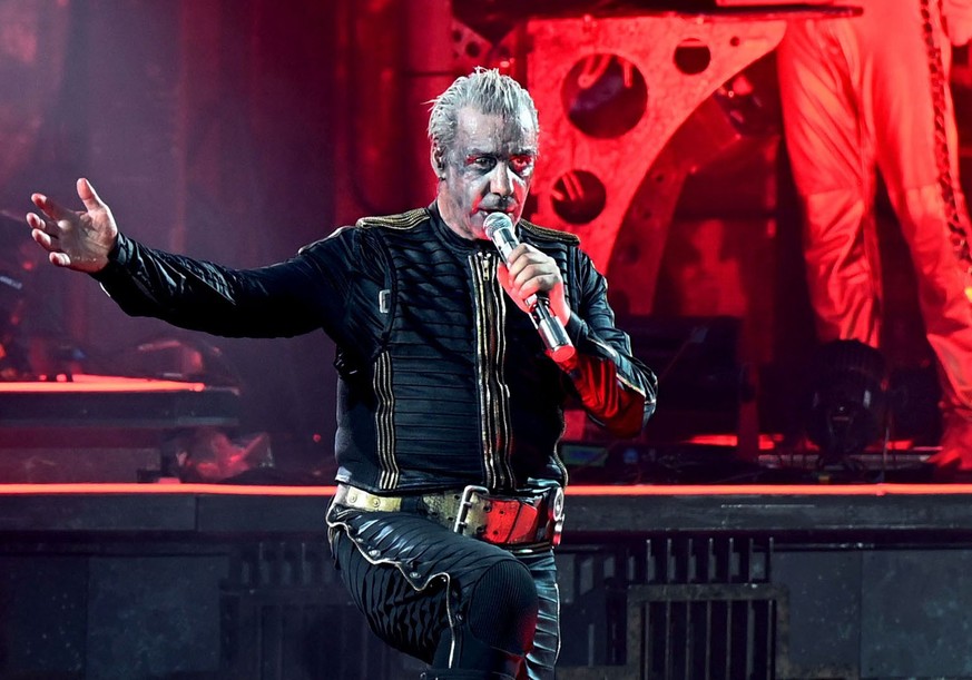 ARCHIV - 18.06.2022, Nordrhein-Westfalen, Düsseldorf: Rammstein Frontsänger Till Lindemann performt den Song «Deutschland» auf der Bühne im Rahmen der Deutschland-Tournee mit dem Album «Zeit». Mit Beg ...