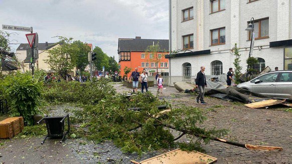 Nach dem Durchzug eines Unwetters, mutmaßlich eines Tornados, in Paderborn.