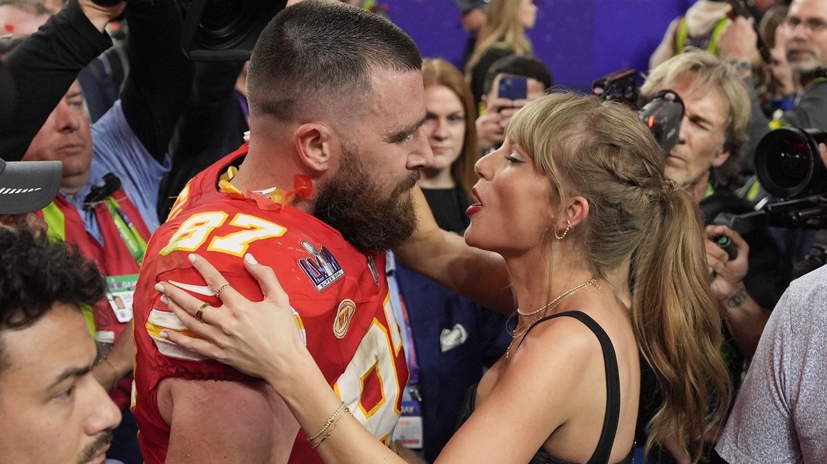 ARCHIV - 12.02.2024, USA, Las Vegas: American Football: Profiliga NFL, Play-off-Runde, Super Bowl, Kansas City Chiefs - San Francisco 49ers im Allegiant Stadium: Taylor Swift küsst Kansas City Chiefs  ...