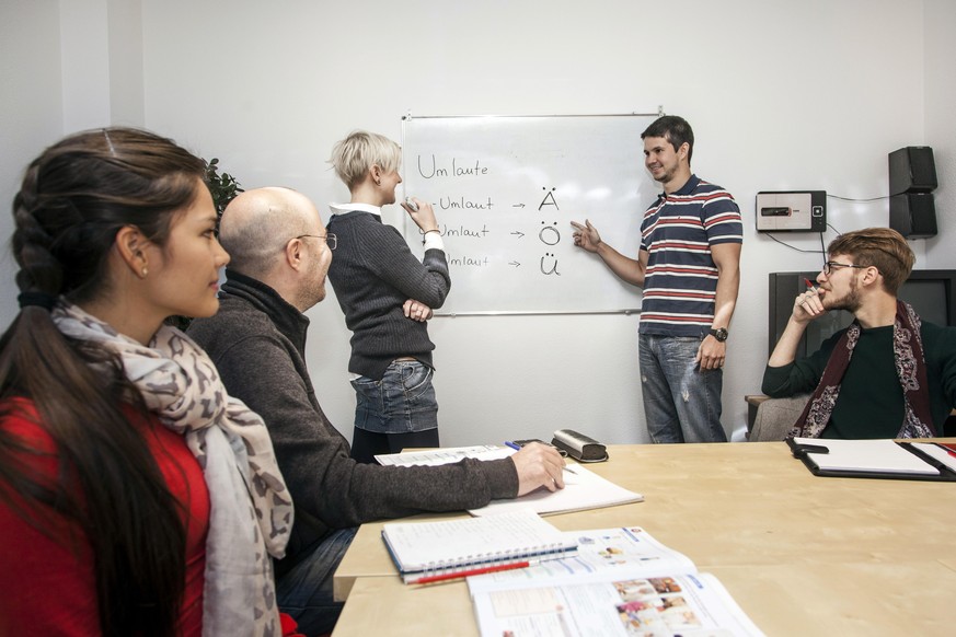 Gruppe Schüler mit Lehrerin, Deutschkurs in einer Sprachschule, Düsseldorf, Nordrhein-Westfalen, Deutschland, Europa || Modellfreigabe vorhanden