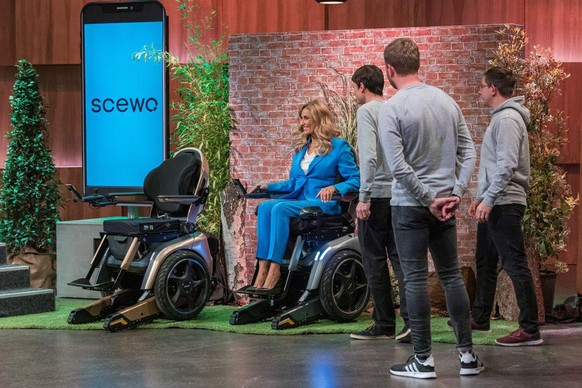Dagmar Wöhrl wagt mutig eine Testfahrt mit dem "Scewo BRO"-Rollstuhl.