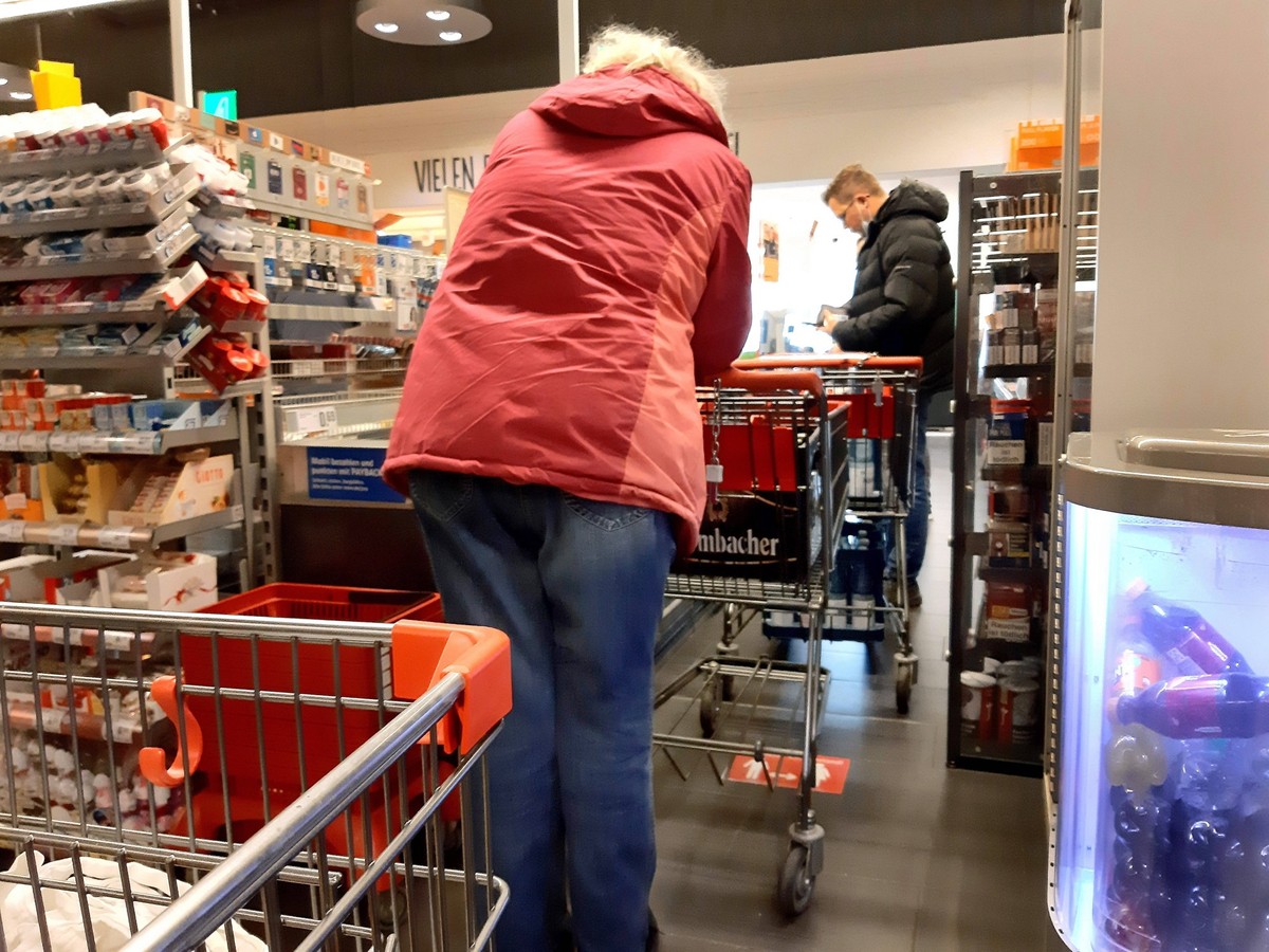 Einkauf in einem Supermarkt oder Discounter zu Zeiten von Corona und Krieg in der Ukraine. Einkauf in Zeiten von Corona und Krieg in der Ukraine *** Shopping in a supermarket or discount store at the  ...