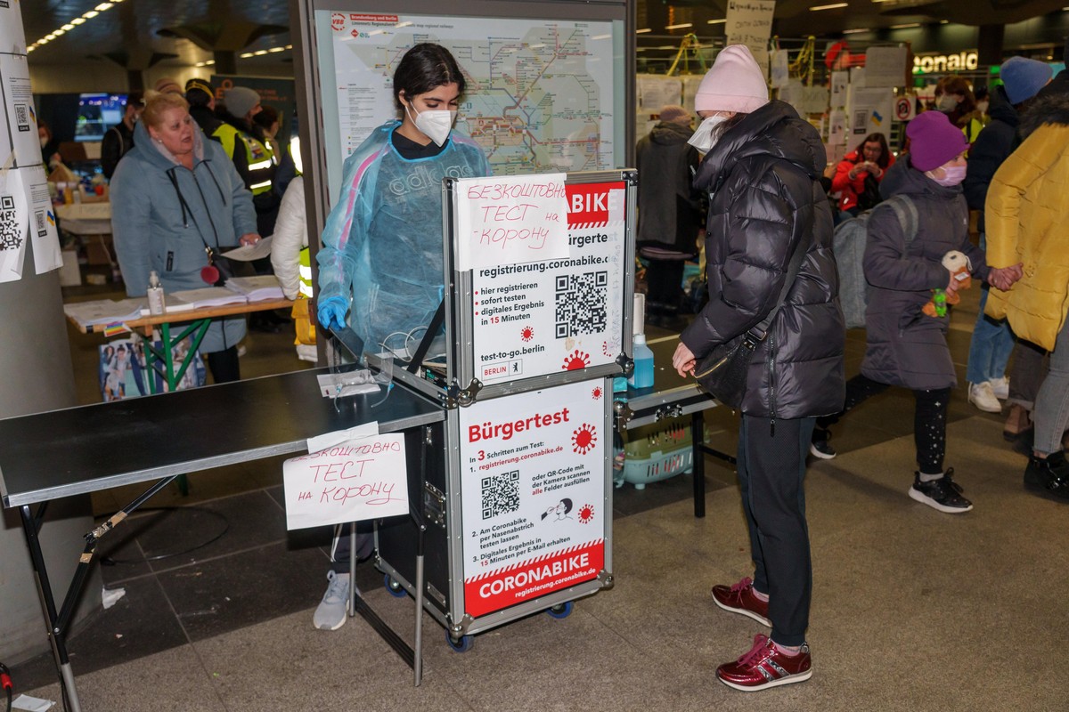 Berlin, ukrainische Flüchtlinge kommen am Berliner Hauptbahnhof an. Die Ukrainer selbst möchten nicht als Flüchtlinge angesehen werden, sondern als Reisende. Ein Stand, an dem Corona-Tests angeboten w ...