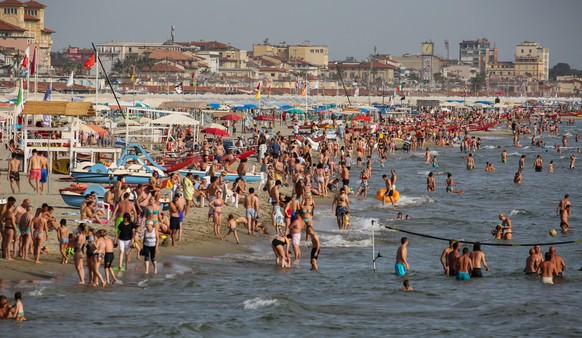 Italien, Pfingsten, tausende Italiener nutzen die Feiertage um ans Meer zufahren,,wie hier am Strand von Lido di Camaiore , baden, Sonne, Urlaub, *** Italy, Whitsun, thousands of Italians use the holi ...