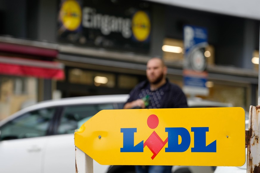 Symbolbild Logo und Ladengeschaeft des Lebensmittelsdiscounters Lidl Symbolfoto Logo und Ladengeschaeft des Lebensmittelsdiscounters Lidl Deutschland *** Lidl discount grocery store logo and store sym ...