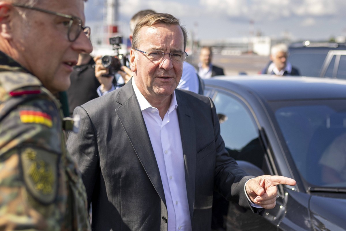 Bundesverteidigungsminister Boris Pistorius, SPD, bei seiner Ankunft auf dem Flughafen in Vilnius / Litauen. Pistorius besucht in Litauen unter anderem die Truppe der eVA-Brigade bei der Uebung GRIFFI ...