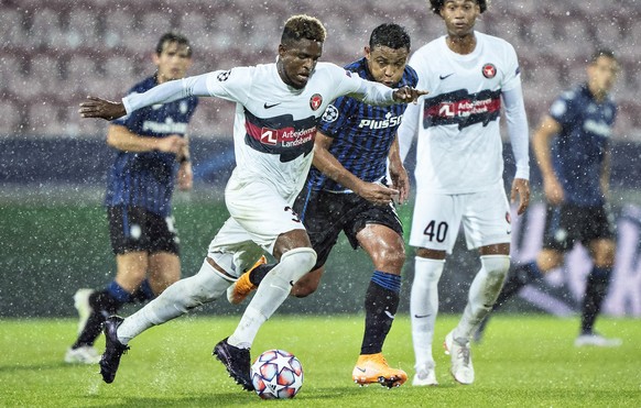 Gegen Atalanta Bergamo kam Midtjylland (weiße Trikots) mit 0:4 am ersten Spieltag der Champions League unter die Räder. Klopp findet allerdings: "Das 0:4 gegen Atalanta war kein 0:4. Sie waren richtig drin im Spiel."