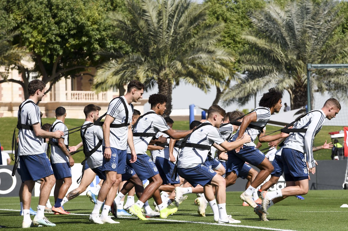 200108 -- DOHA, Jan. 8, 2020 -- FC Bayern Munich s players attend a training session at Bayern Munich s winter break training camp at the Aspire Zone Foundation in Doha, Qatar, Jan. 8, 2020. Photo by ...