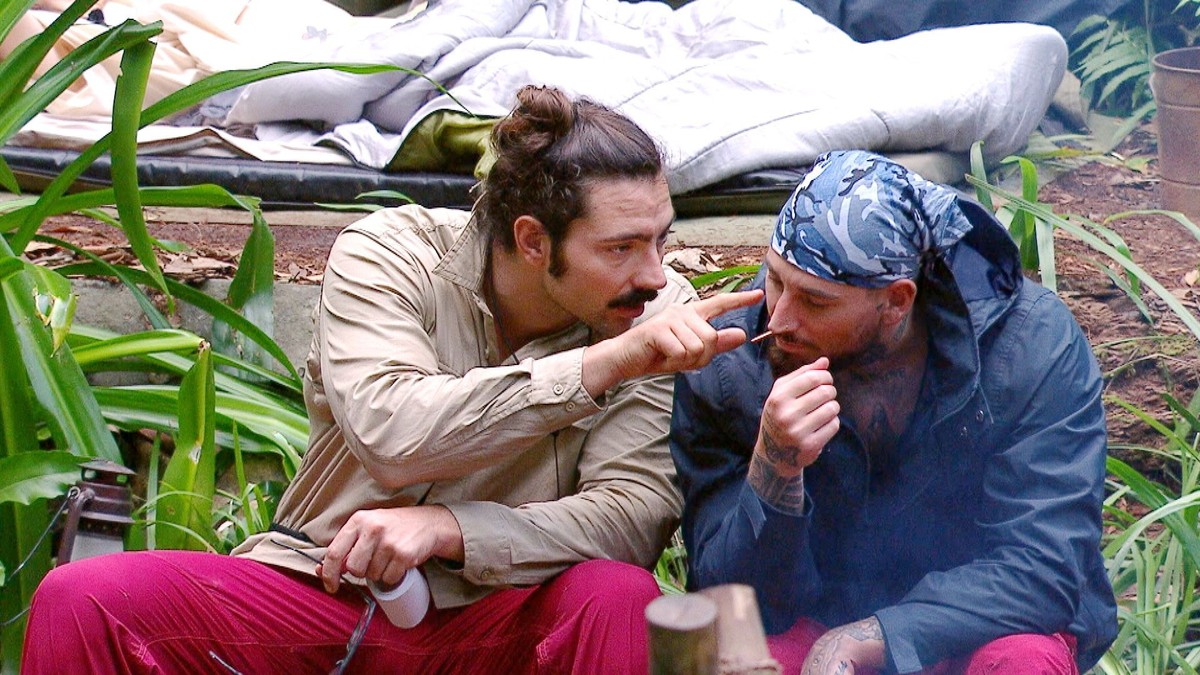 ACHTUNG: SPERRFRIST FÜR ALLE MEDIEN BIS ZUM SHOWENDE, SONNTAG, 28.01.2024, 20:55 UHR !!! Tag 10 im Camp. Fabio Knez (l.) will von Mike Heiter wissen, was er im Gesicht hat. Mike: "Ein Schlangenbi ...