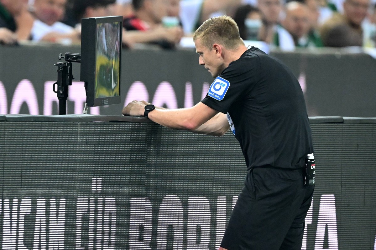 MONCHENGLADBACH - Referee Robert Schroder looks at the VAR during the Bundesliga match between Borussia Monchengladbach and Bayer 04 Leverkusen at Borussia Park stadium on August 23, 2024 in Monchengl ...