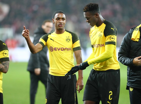 Samstag 24.11.2018, Saison 2018/2019, 1. Bundesliga, 12. Spieltag in der Mainzer Opel-Arena, 1. FSV Mainz 05 - BVB 09 Borussia Dortmund, Jubel der Dortmunder Spieler nach Abpfiff: Abdou Diallo (BVB) u ...