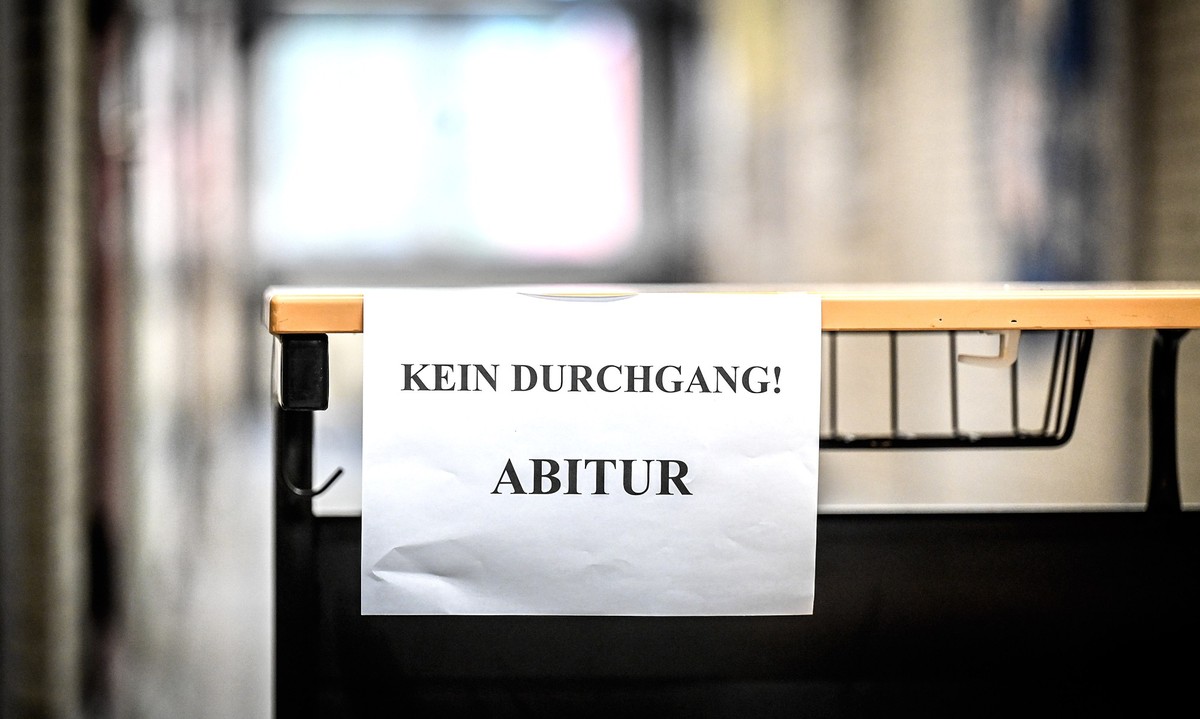 RECORD DATE NOT STATED Erste Abiturklausuren (Faecher Paedagogik, Erdkunde, Sozialwissenschaften) werden geschrieben. Abitur am Gymnasium An der Wolfskuhle in Essen Freisenbruch *** NUR FUeR REDAKTION ...