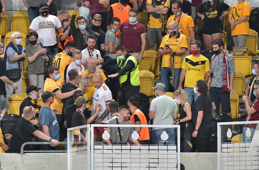 14.09.2020, xblx, Fussball DFB Pokal 1.Runde, Dynamo Dresden - Hamburger SV emspor, v.l. Toni Leistner Hamburger SV hat Stress mit einem Fan DFL/DFB REGULATIONS PROHIBIT ANY USE OF PHOTOGRAPHS as IMAG ...