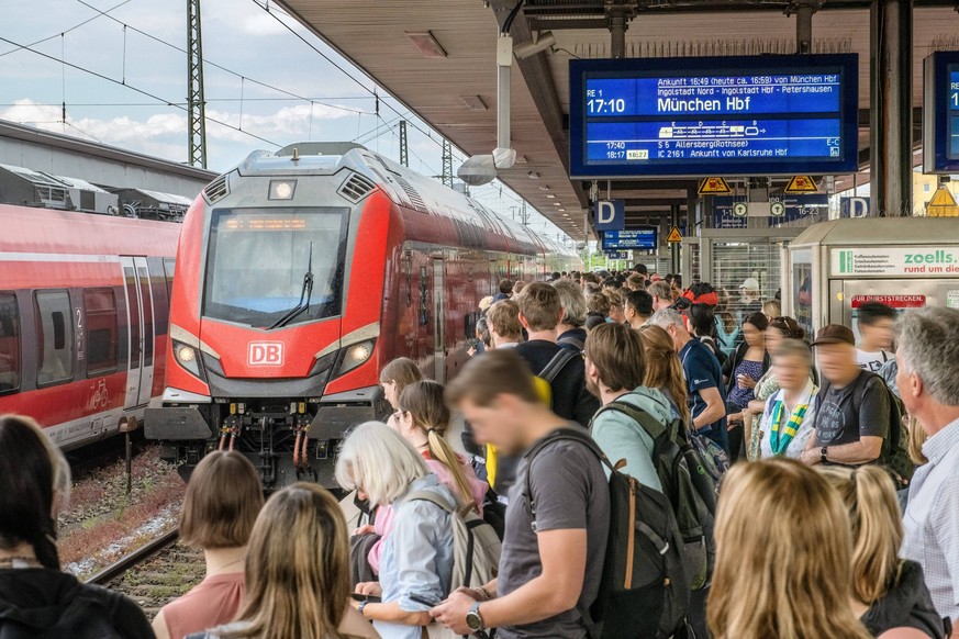 Regionalexpress nach M√ºnchen bei der Einfahrt in den N√ºrnberger Hauptbahnhof, viele Bahnreisende am Bahnsteig, N√ºrnberg, 09.06.2023 Deutschland, N√ºrnberg, 9. Juni 2023, Regionalexpress RE1 nach M√ ...