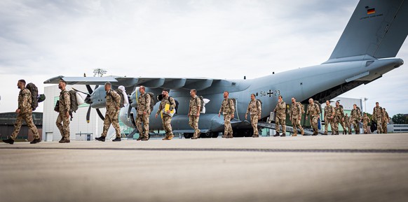 30.08.2024, Niedersachsen, Wunstorf: Bundeswehr-Soldaten verlassen am Abend ein Transportflugzeug vom Typ Airbus A400M der Luftwaffe, welches kurz zuvor auf dem Fliegerhorst Wunstorf in der Region Han ...