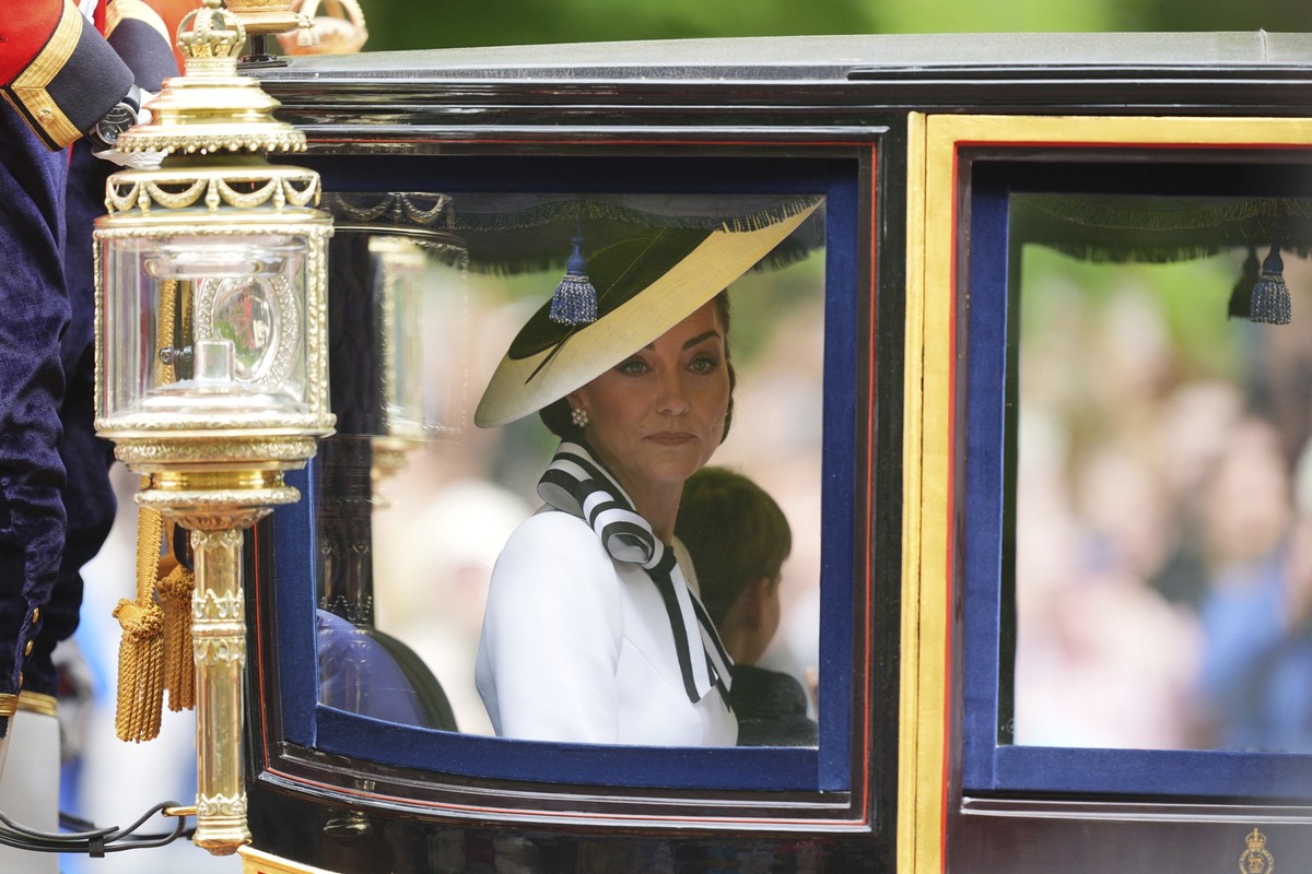 15.06.2024, Großbritannien, London: Kate, Princess of Wales, fährt in der Kutsche entlang der Mall zur «Trooping the Colour»-Zeremonie auf der Horse Guards Parade. Großbritannien veranstaltet zum Gebu ...