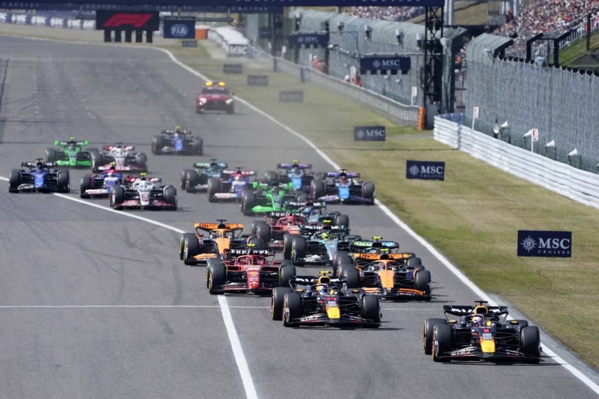 07.04.2024, Japan, Suzuka: Motorsport: Formel-1-Weltmeisterschaft, Grand Prix von Japan, Rennen, der niederländische Red-Bull-Pilot Max Verstappen (r) für das Feld kurz nach dem Start an. Foto: Hiro K ...