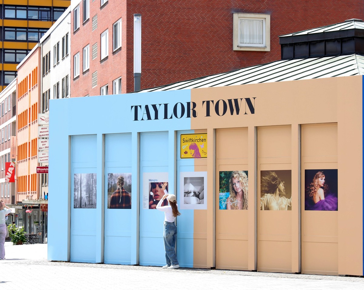 13.07.2024, Deutschland, NRW, Musik, Prominente, S�ngerinnen, Pavillon mit dem Aufdruck Taylor Town und Fotos der S�ngerin Taylor Swift, die im Juli drei Konzerte in der Arena auf Schalke in Gelsenkir ...