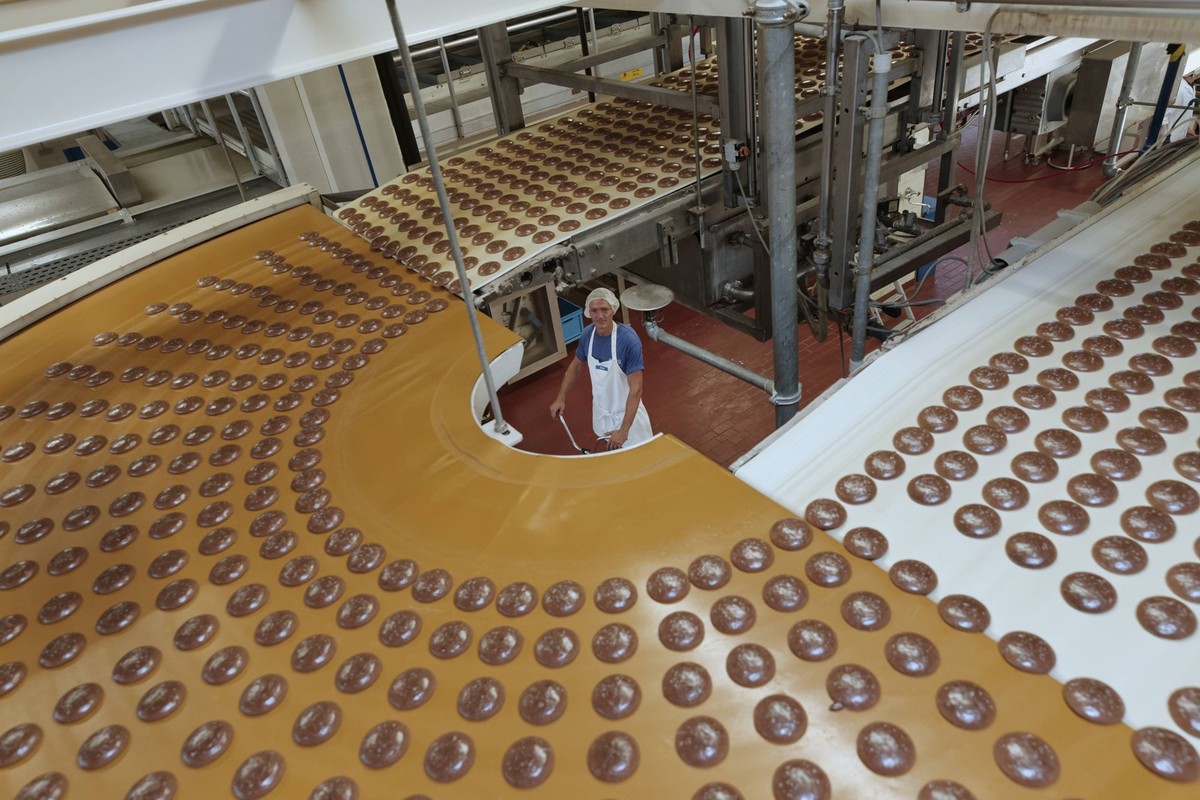 Lebkuchen-Produktion bei Bahlsen Berlin 2015-08-28, Berlin, Deutschland - Lebkuchen- und Herbstgebäck-Produktion im Berliner Bahlsen-Werk. Im Bild mit Guss und Schokolade überzogene Lebkuchen der Mark ...